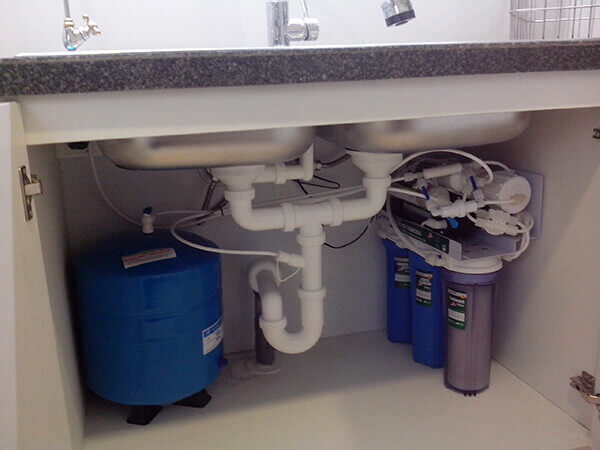 Lắp đặt máy lọc nước tại tủ bếp